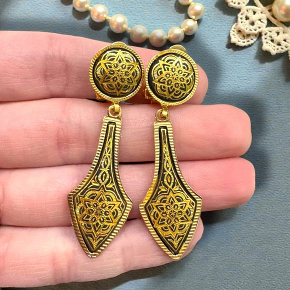 Jewelry - Vintage Damascene Gold & Black Deltoid Clip On Earrings